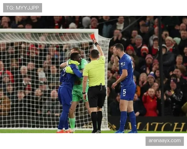 皮克福德关键扑救屡救主，稳定发挥成埃弗顿后防定海神针