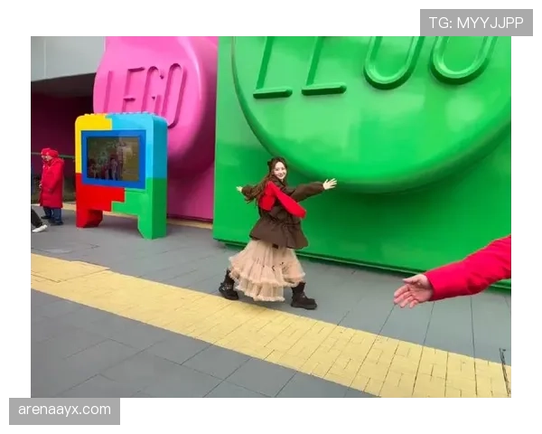 山口茜随手拿起那个名牌包那脸太淡定了，我的银行卡先凉一半