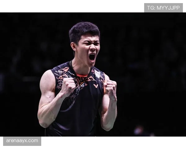 李梓嘉训练完直接瘫在场边啃香蕉，这自律和随性切换得太真实了